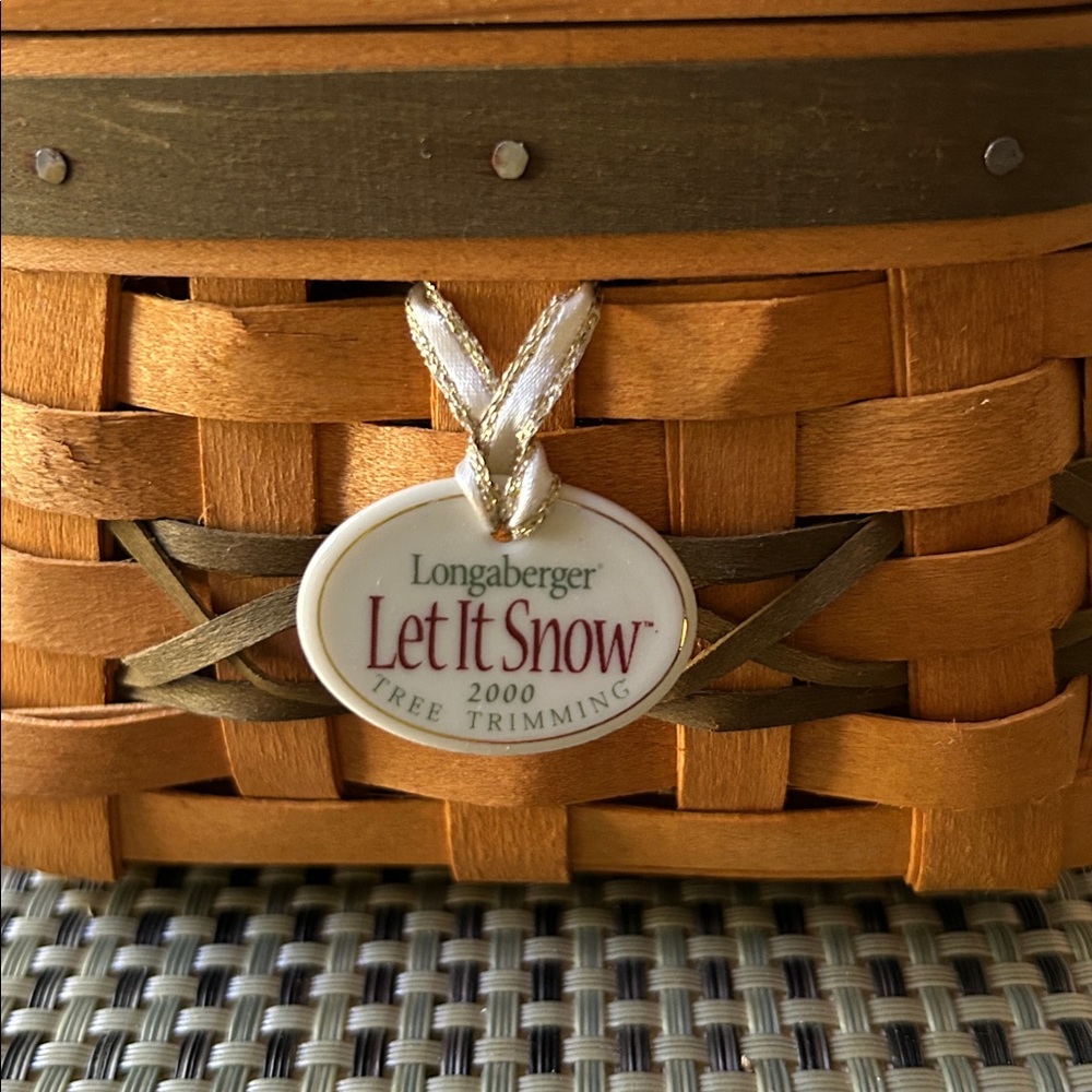 LAST CHANCE *Vintage LONGABERGER Christmas Basket w/ wood lid. - Picture 2 of 8